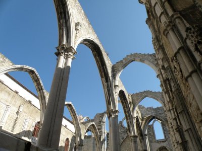 the ruin of the Igreja do Carmo...