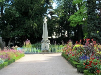 ...leads to the very floral Jardin Godron