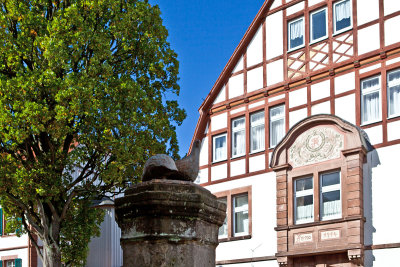 Die Feldhhnerchen am gleichnamigen Brunnen in der Lengefelder Strae