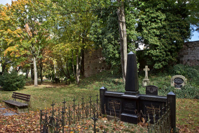 Der alte Friedhof zwischen den Stadtmauern