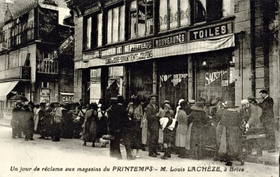 Un jour de réclame aux magasins du PRINTEMPS - M. Louis LACHEZE à Brive