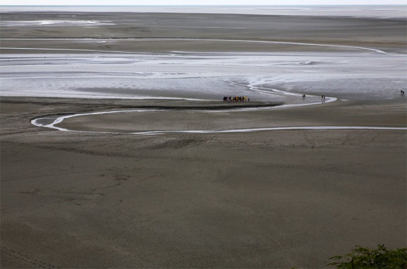 Water, sand and humans in the bay of Mont-Saint-Michel