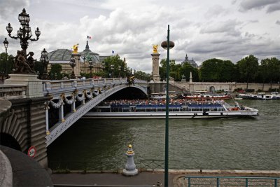 Sous le pont Alexandre III....