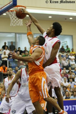 Josh Childress Blocks Avi Sukar     ' '