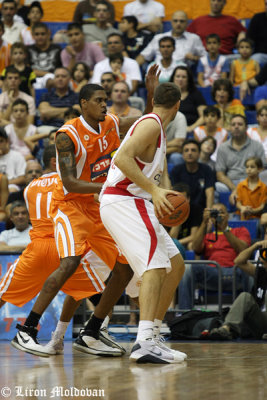 James Hughes Guarding Nikola Vujcic '     ''