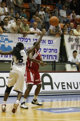 Ramat Hasharon turnover, 9.5 secs left