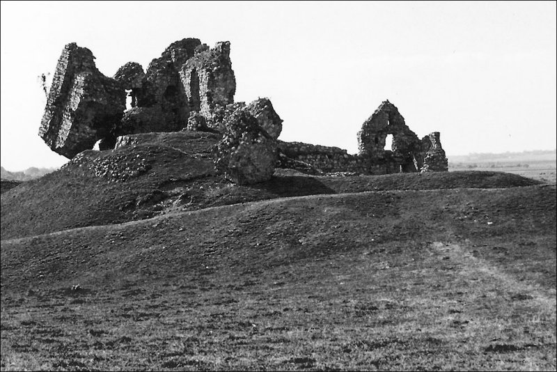 athlone ruine bw.jpg