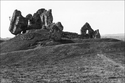 athlone ruine bw.jpg