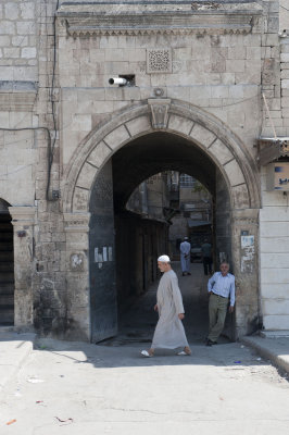 Aleppo Bab al-Maqam street han entrance 0080.jpg