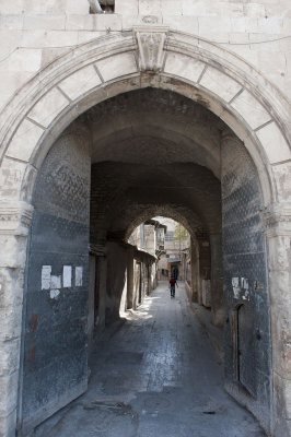 Aleppo Bab al-Maqam street han entrance 0183.jpg