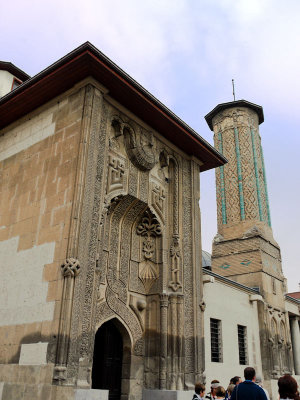 Fachada principal y minarete