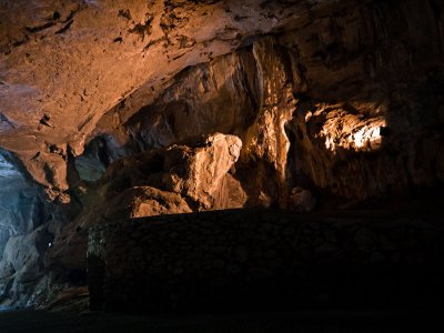 Horno de cal dentro de la cueva