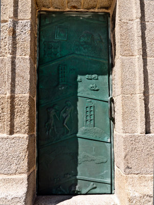 Puerta de bronce
