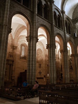 Nave lateral y Triforios