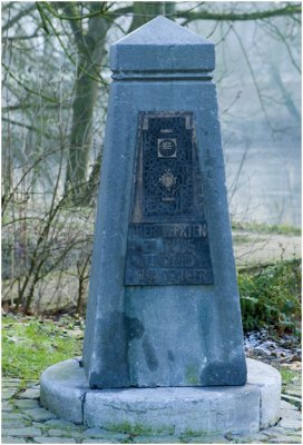 Stein - Missiehuis monument met tekst