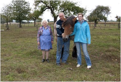 Lies, zoon Harry en kleindochter Melissa met paard Donna