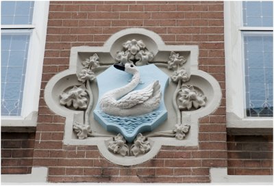 Beukerstraat 10 - gevelsteen de Zwaan