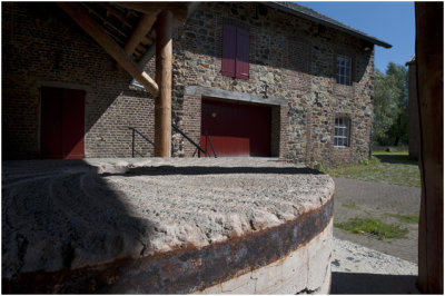 Epen: Volmolen binnenplaats met molensteen