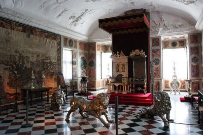 The thrones of the king (1655) and queen (1731) are guarded by three silver lions from 1670.