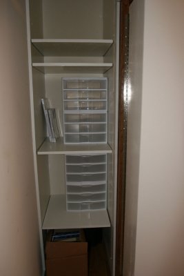 Study closet inner shelves