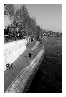 Les quais et ses passants.