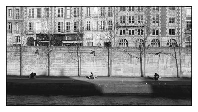 Les amoureux, sur les bancs publics.