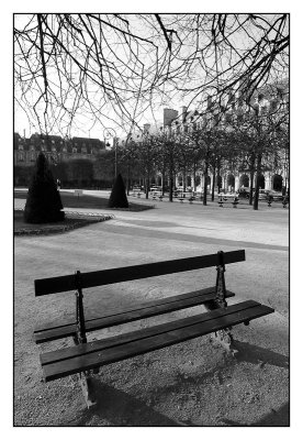 Banc public , place des Vosges dans le Marais.