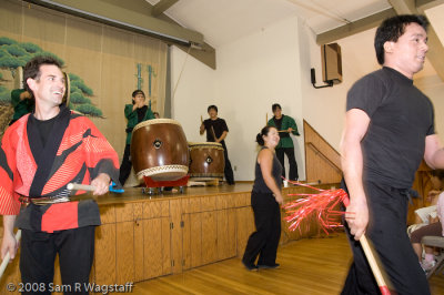 8 Naruwan Taiko and San Diego Taiko performing together.
