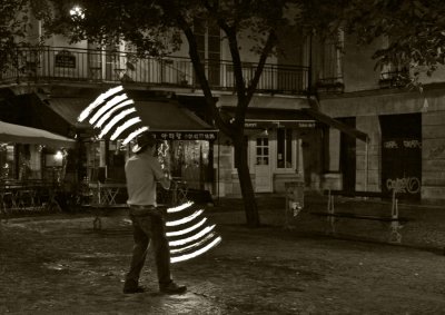 paris street performer