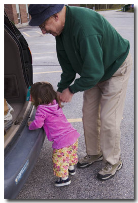...Papa helps Lorelei find her things in the back of the van...time to head to Auburn!