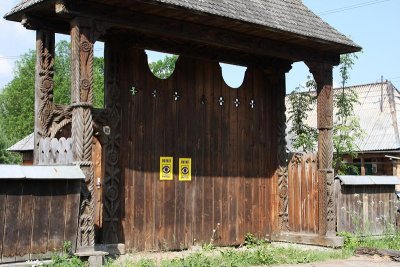 Door in Transsylvania1.jpg
