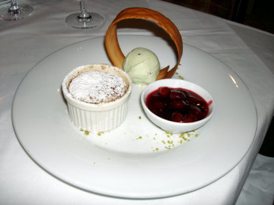 Le souffle au chocolat-Valrhona-le griottes flambees au kirsch et la glace pistache