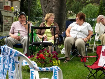 Joe enjoys a beer while Fiona & Anne Marie chat
