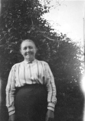 Mums grandma Rayner_negMscan (Medium).jpg