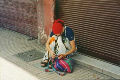042 - Marrakesch - Michaela beim Rucksackbinden.jpg