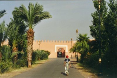 048 - Marrakesch - Michaela vor den Stadtmauern.jpg