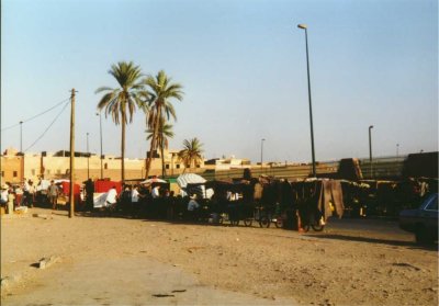 054 - Marrakesch - wandernde Haendler.jpg