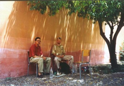 055 - Marrakesch - Christian und Mounir beim Tee.jpg