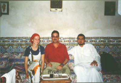 060 - Marrakesch - Michaela, Mounir und Hassan.jpg