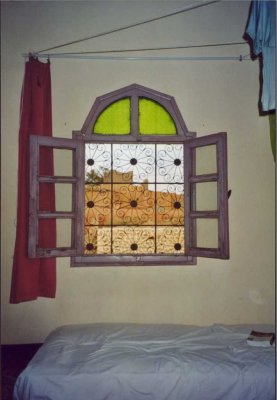 080 - Boumalne - Zimmerfenster im Hotel.jpg