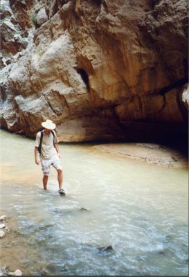 098 - Dadestal - Christian watet durchs Tal der Nomaden.jpg