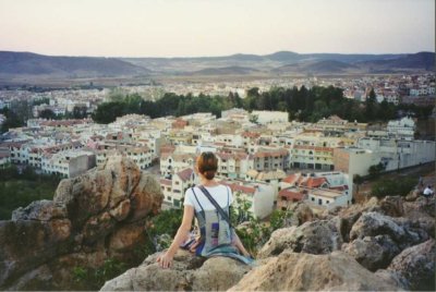 121 - Azrou - Michaela am Felsen.jpg