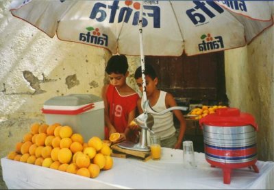 131 - Fes - Buben beim Orangensaftverkaufen.jpg