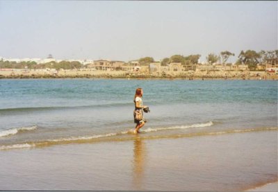 154 - Rabat - Michaela watet durchs Wasser des Bouregreg.jpg