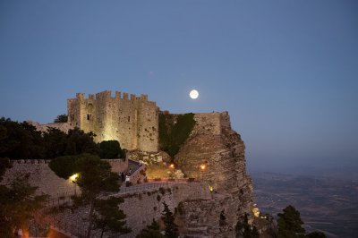 La luna sopra il castello venere