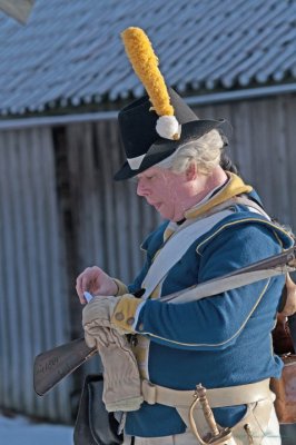 Soldaten Bcklund laddar sin muskt med stela fingrar