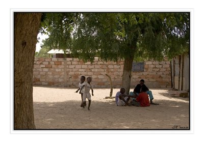 dans la cour les enfants