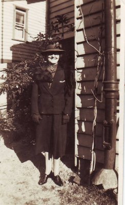 Eleanor Agnes Halsall, backyard of 19 Wills Street, Glen Iris