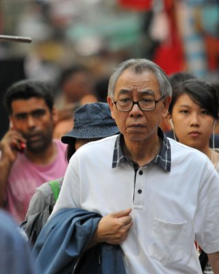 Man crowd Temple St May 09.jpg