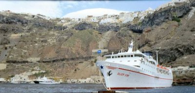 064 - blick vom boot auf thira.jpg